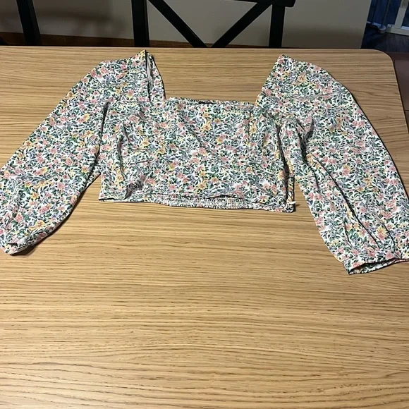Lulus Women’s Crop Top. Large. Floral Pattern. - Picture 3 of 7